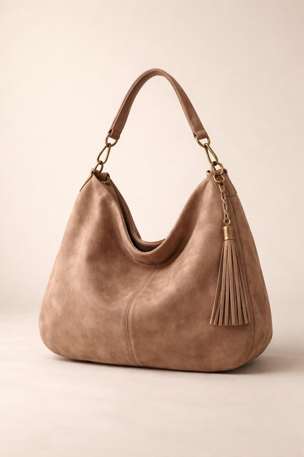 découvrez comment choisir le sac hobo souple en suédine idéal pour compléter votre style avec élégance et confort.