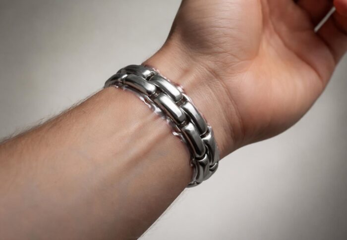 Bacelet éternel : le bracelet soudé au poignet pour un style inaltérable