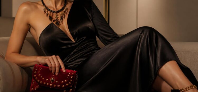 Idée d&rsquo;accessoire pour une tenue de soirée chic avec détail choc pour femme : mélangez les styles avec audace