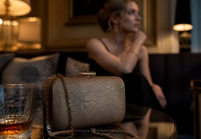 Pourquoi un sac minaudière est l&rsquo;accessoire indispensable de votre soirée