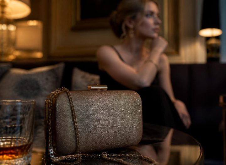 découvrez pourquoi le sac minaudière est l'accessoire incontournable pour sublimer votre tenue de soirée avec élégance et praticité.