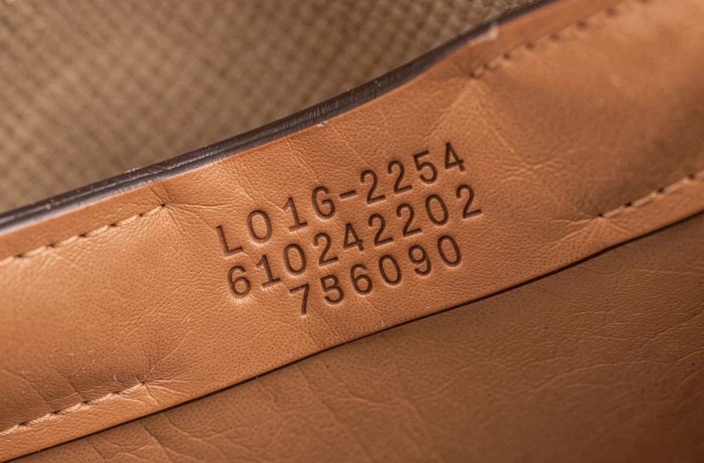 Gros plan sur le code date estampillé à chaud sur le cuir intérieur d'un sac Louis Vuitton Speedy
